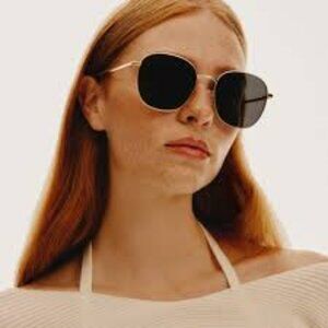 QUAY Australia -Jezabell Sunnies